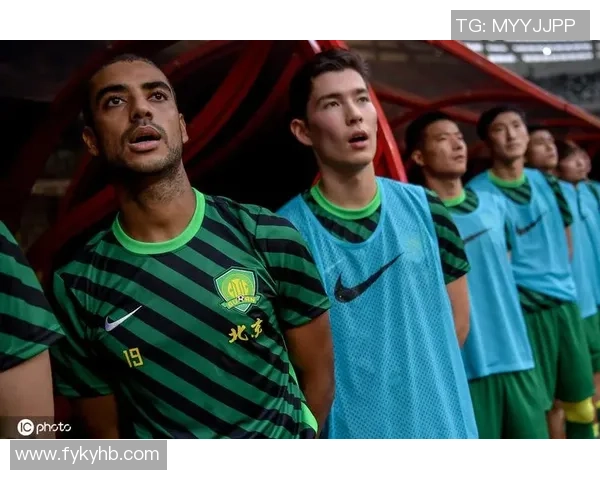 足球明星们齐唱国歌展现爱国情怀与团结精神的动人瞬间